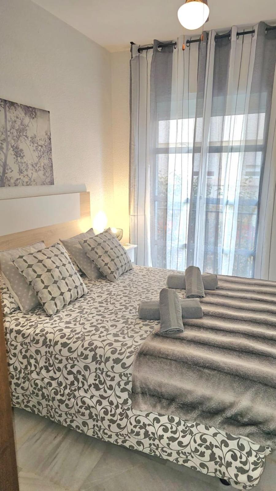 Ideal Holiday Apartment One Bedroom City Center Малага Экстерьер фото