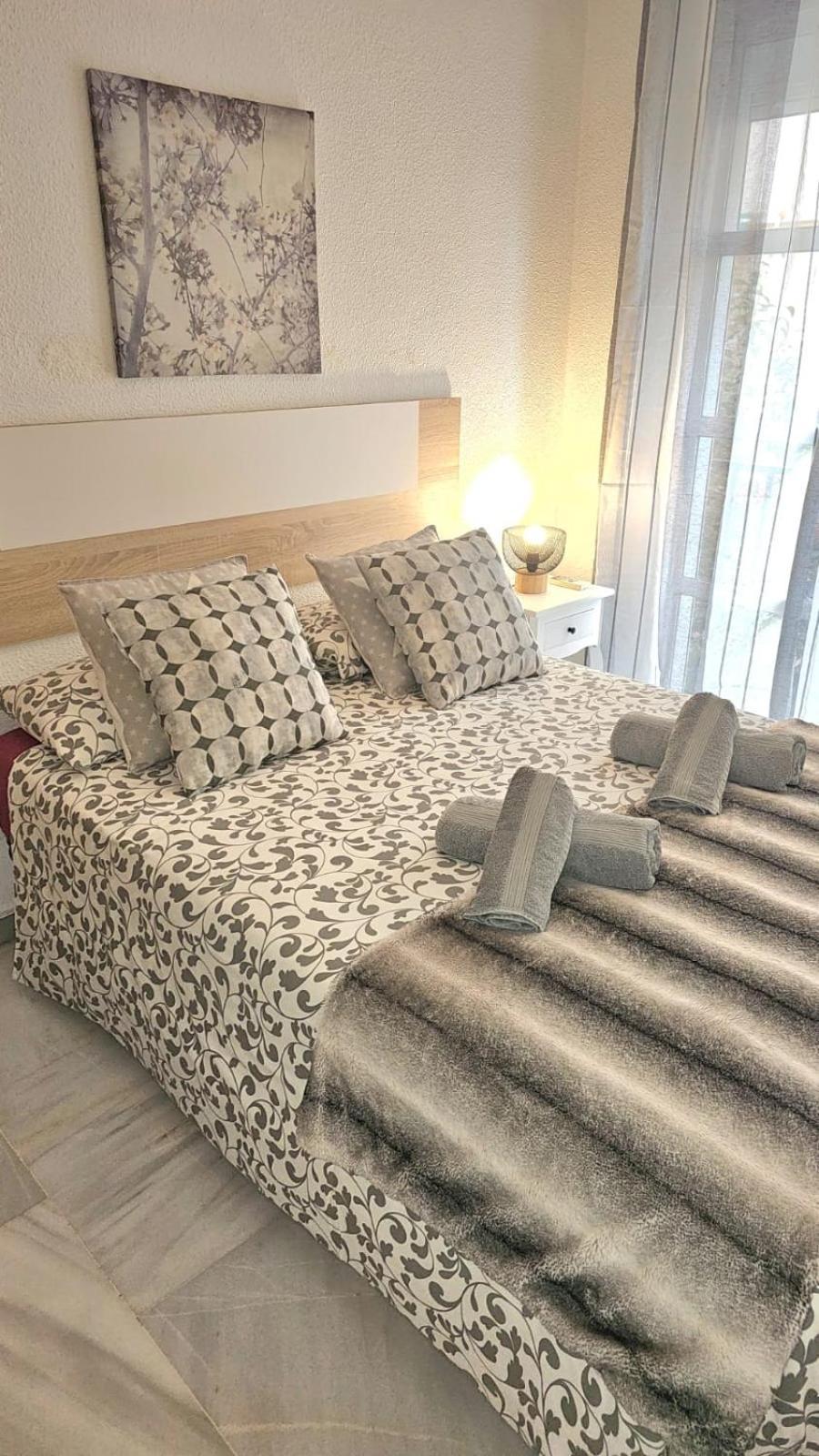 Ideal Holiday Apartment One Bedroom City Center Малага Экстерьер фото