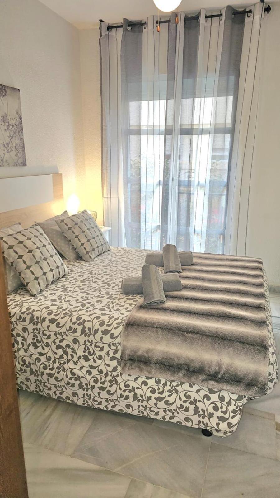 Ideal Holiday Apartment One Bedroom City Center Малага Экстерьер фото