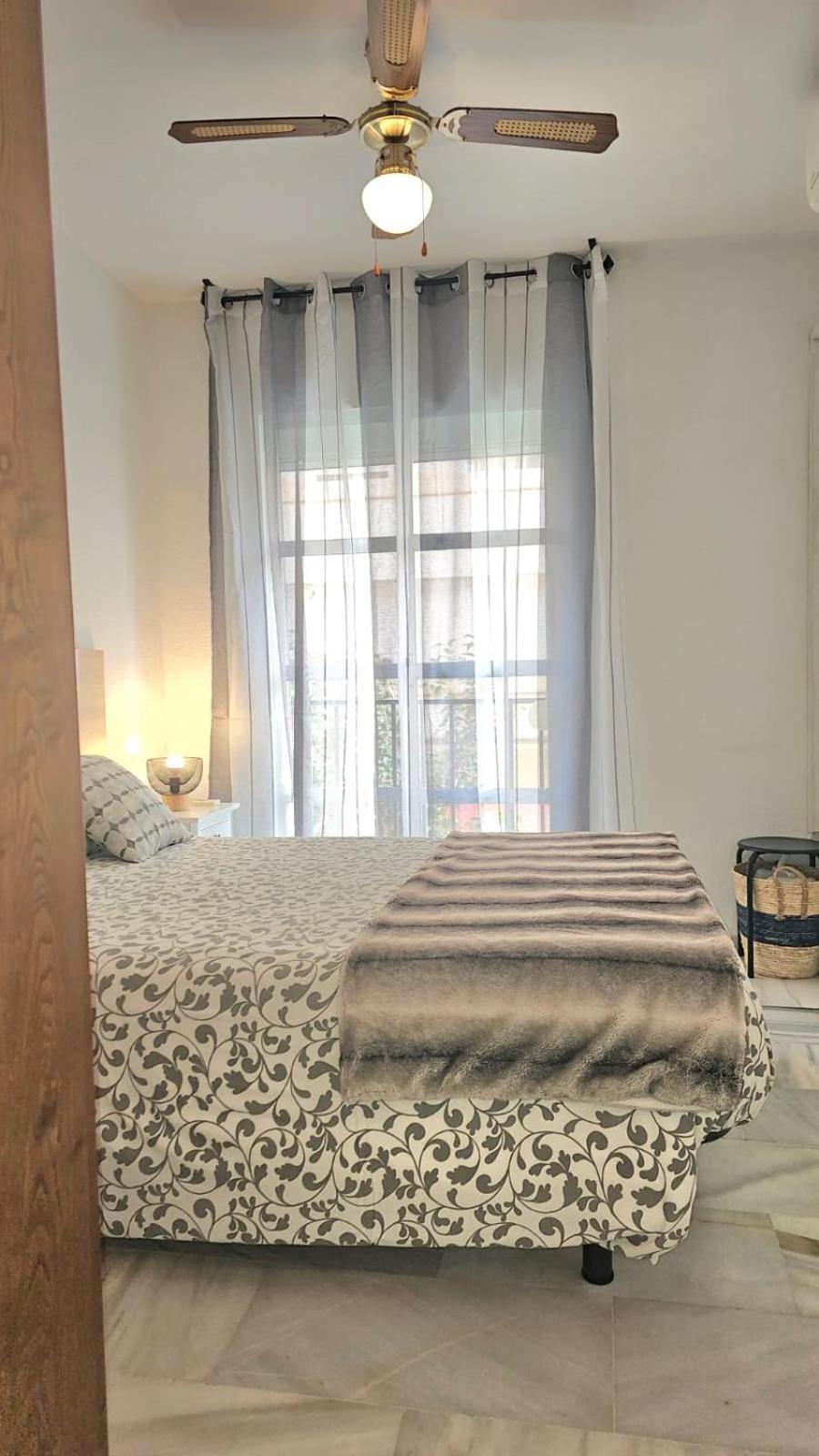 Ideal Holiday Apartment One Bedroom City Center Малага Экстерьер фото